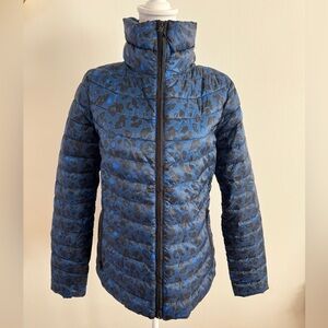 New! GAP Women's Upcycled Lightweight Puffer Jacket with a blue leopard print XS